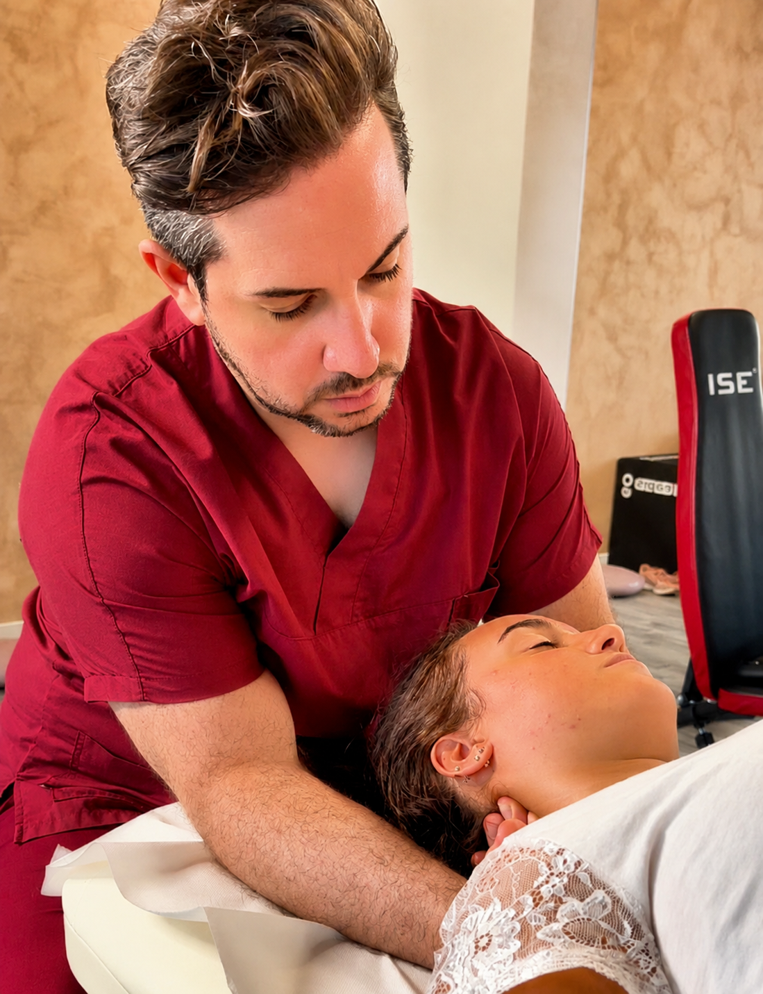 Dr. Matteo Fochi durante un trattamento osteopatico cervicale in posizione supina