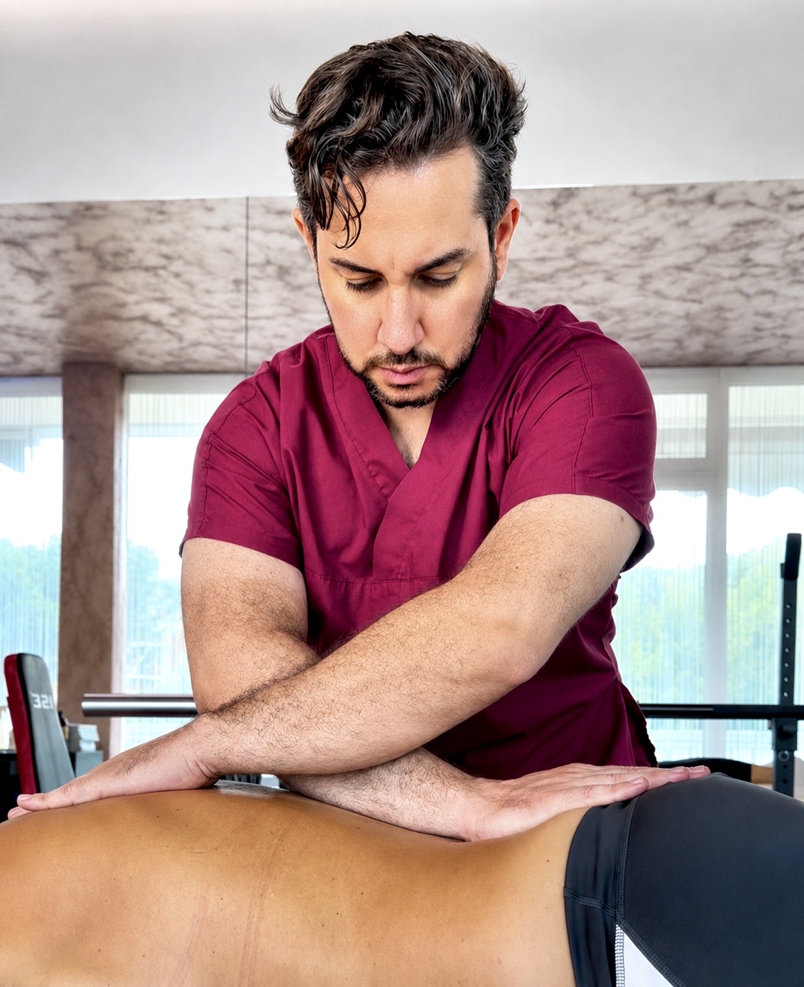 Dr. Matteo Fochi durante un trattamento osteopatico